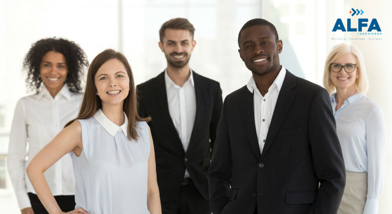 3 personas sonriendo a la cámara en una oficina vestidos de negro y blanco